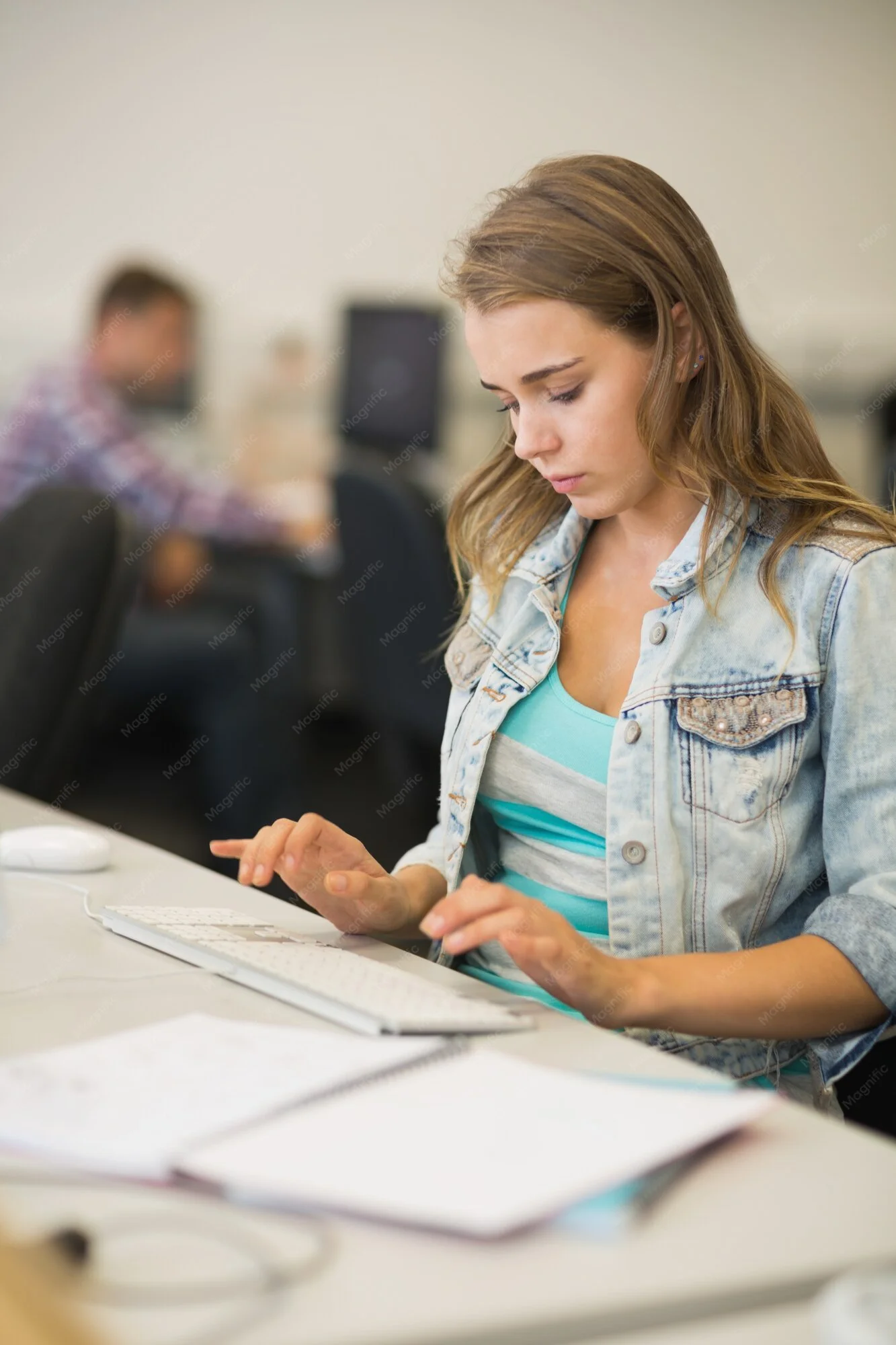 Alumnas preparando su oposición en el aula de Smarty Formación en Palma de Mallorca